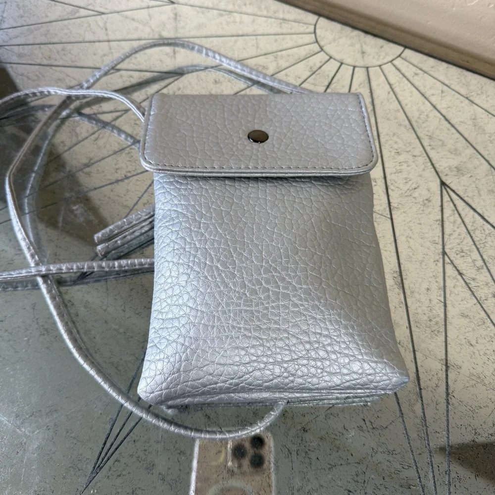 Silver iPhone/Samsung Travel Crossbody Silver Metallic Bag NWOT